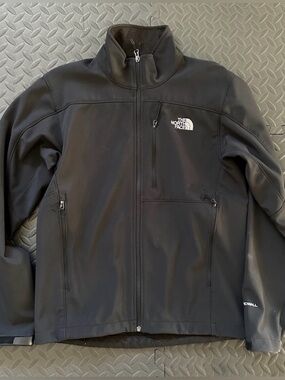 The North Face Men's Black Lightweight Softshell wind wall Jacket